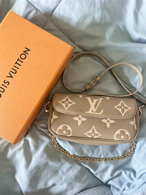 รีวิว LOUIS VUITTON กระเป๋าสตางค์สายโซ่ รุ่น Ivy